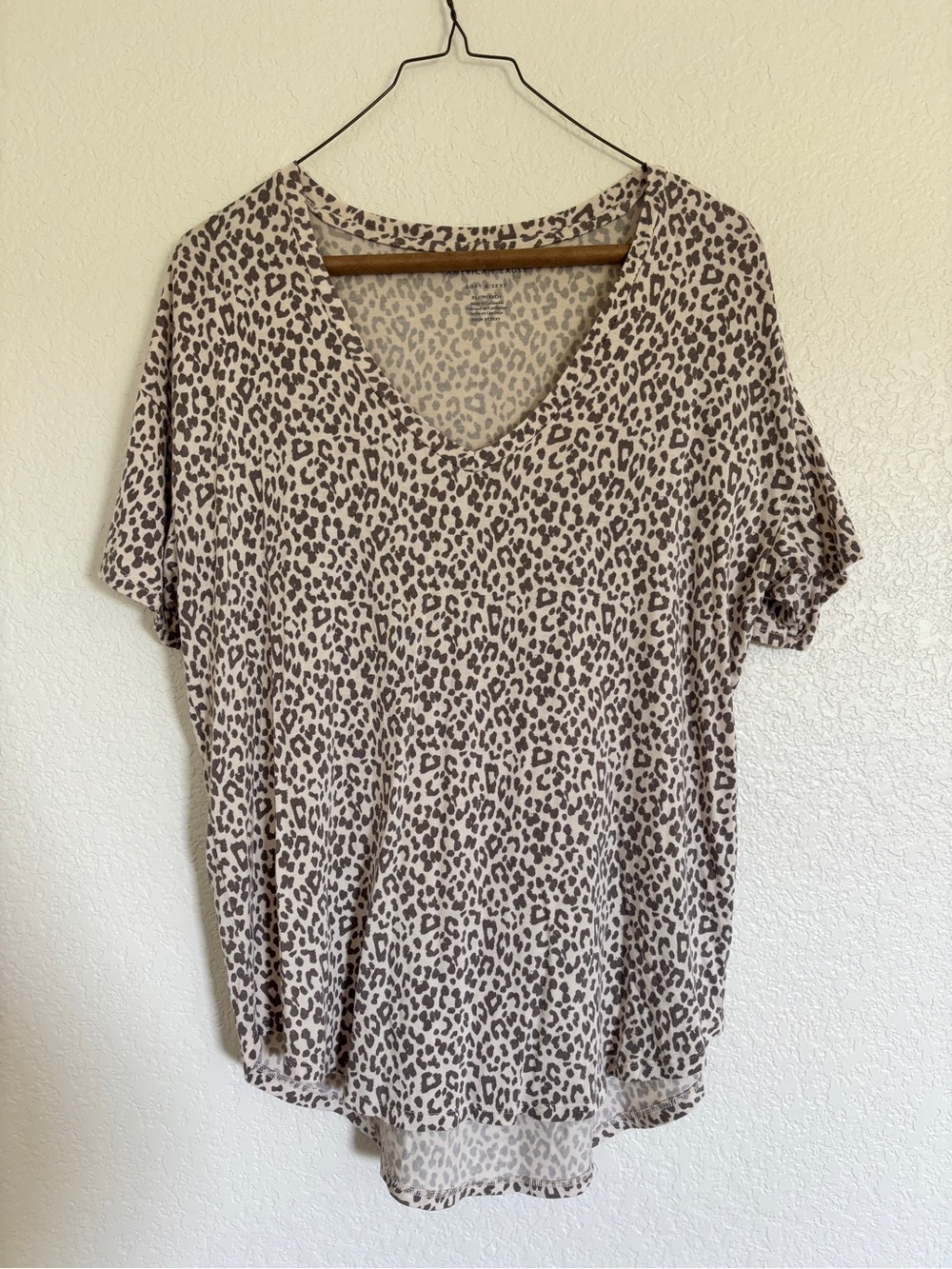American Eagle Soft & Sexy Leopard Print V-Neck Tee XS